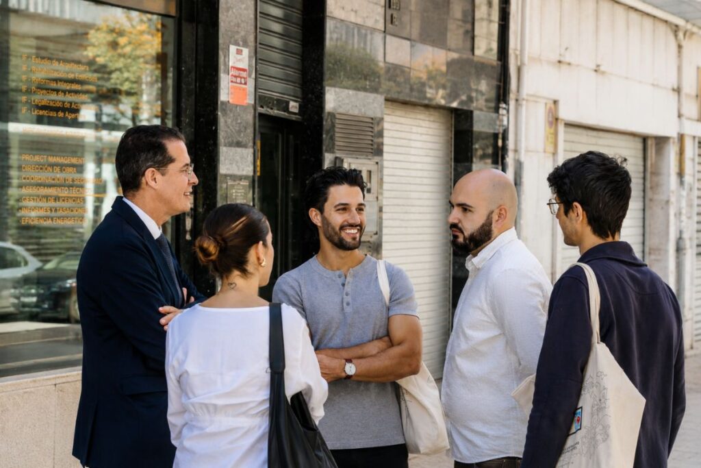 El alcalde junto a comerciantes del casco antiguo.