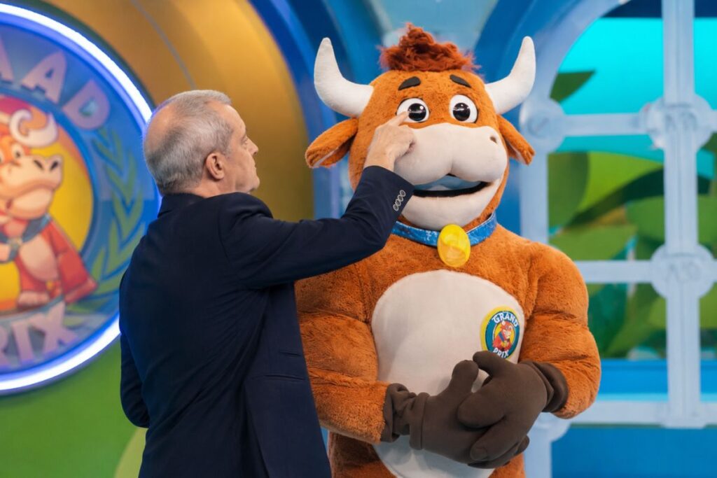 Ramón García, presentador del Grand Prix, junto a Maria Fernanda, la 'vaquilla' del programa.