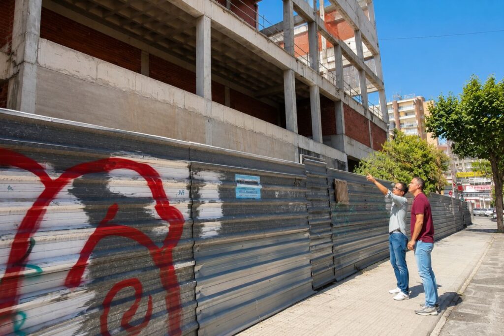 Villar y Castillo, ante el edificio del Centro Cultural de Benidorm.